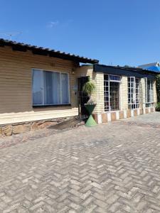ein Haus mit einer steinernen Einfahrt davor in der Unterkunft Johannesburg Youth Hostel in Johannesburg