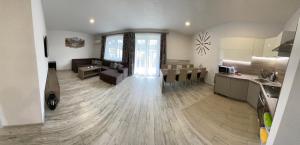 Kuchyňa alebo kuchynka v ubytovaní Apartmán Pod Klinom