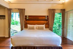 Postel nebo postele na pokoji v ubytování Sutera Sanctuary Lodges At Kinabalu Park