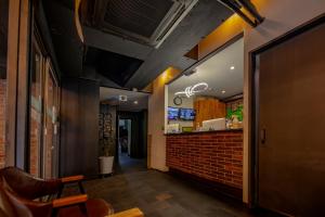 eine Bar in einem Restaurant mit Ziegelwand in der Unterkunft Queens Hotel Seomyeon Busan in Busan