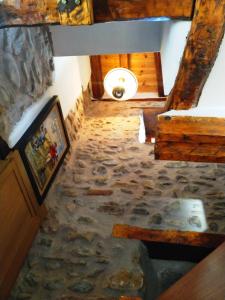 einen Blick über ein Zimmer mit Steinboden in der Unterkunft La Casita Del Rincón Del Vino in Ezcaray