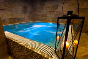 Bazén v ubytování Hotel Costazzurra Museum & Spa nebo v jeho okolí