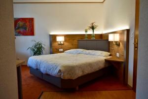 سرير أو أسرّة في غرفة في Hotel Emmental