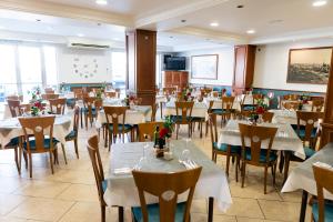 Un restaurante o sitio para comer en Pensión Restaurante Casablanca