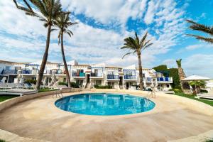 Bazén v ubytování Parque Nereida Suites Hotel nebo v jeho okolí