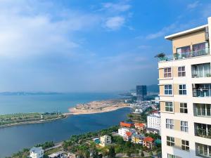 Photo de la galerie de l'établissement BunHomestay ☆ SEA-View BEDROOM 3BR/apt☆Netflix+Pool☆Near Harbour, à Hạ Long