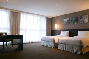 Rúm í herbergi á Platinum Hotel