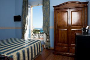 1 dormitorio con cama y ventana grande en Hotel Belle Epoque, en San Remo
