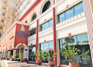 فندق ريفيرا في دبي: صبغ واجهة فندق النهر
