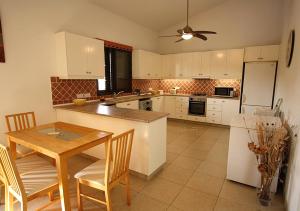 Cucina o angolo cottura di Pissouri Bay Bungalow