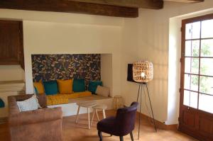 uma sala de estar com um sofá e uma mesa em LOU CLEDOU em Cendrieux