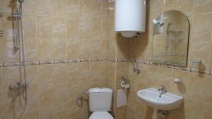 uma casa de banho com um WC e um lavatório em Apartment Crystal em Balchik