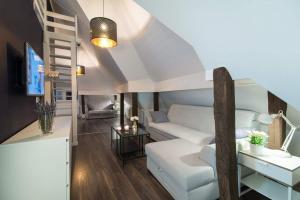 卡齊米日－多爾尼的住宿－Apartamenty Dom Kifnera，带沙发和双层床的客厅
