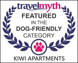 een logo voor de hond vriendschappelijkheid met een pootkrans bij Kiwi apartments in Gornji Karin