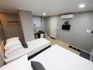a small room with two beds and a kitchen at K-Grand Hostel Gangnam1 in Seoul