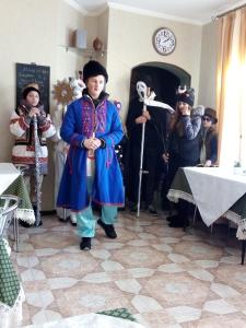 eine Gruppe von Leuten, die in Kostümen in einem Zimmer stehen in der Unterkunft Mini Hotel Furmi in Schidnyzja