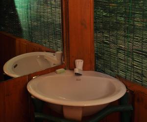 A bathroom at Yala Beddegama Eco