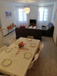 a living room with a table and a couch at BEL APPARTEMENT SPACIEUX CENTRE VILLE UZES T3 in Uzès