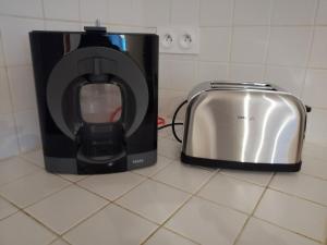 a toaster and a toaster on a kitchen counter at BEL APPARTEMENT SPACIEUX CENTRE VILLE UZES T3 in Uzès
