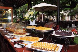 Ein Restaurant oder anderes Speiselokal in der Unterkunft Saigon Morin Hotel 