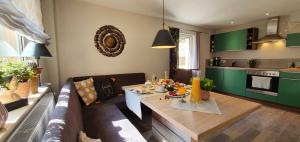 巴特尚道的住宿－Ferienhaus Elbsandstein-Chalet，客厅配有桌子和沙发