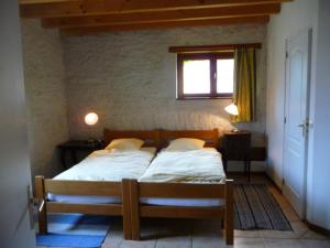 1 dormitorio con 2 camas y ventana en La grange, en Grancey-le-Château