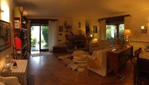 een woonkamer met een bank en een open haard bij casa intera giardino e piscina in Tuoro sul Trasimeno