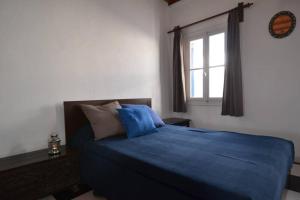 Un pat sau paturi într-o cameră la Belou apartment