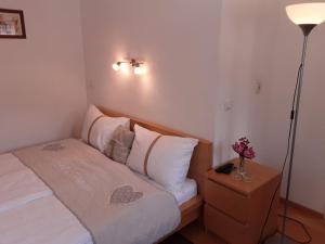 Posteľ alebo postele v izbe v ubytovaní Apartment House Seerose