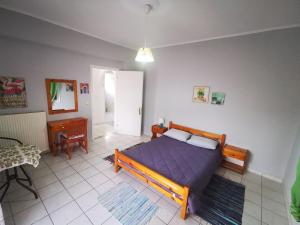 A bed or beds in a room at Marilena House Plataria