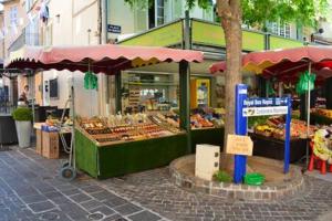 Ein Markt mit einem Haufen verschiedener Arten von Lebensmitteln in der Unterkunft Appartement Ste Maxime proximité bord de mer in Sainte-Maxime