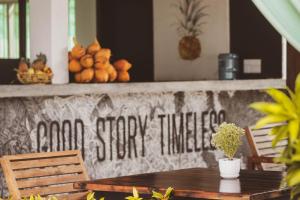 une table avec deux chaises et un comptoir avec des fruits dans l'établissement Timeless villa, à Ahangama