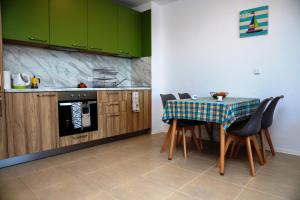 Кухня или кухненски бокс в Green Life One-Bedroom Apartment with Sea View