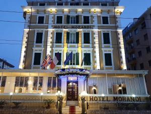 un edificio con un cartello che legge il momento dell'hotel di Hotel Morandi a Sanremo