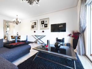 - un salon avec un canapé et une table dans l'établissement Apartamento de 2 dormitorios en Medina Garden, à Marbella
