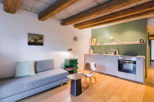 ein Wohnzimmer mit einem Sofa und einem Tisch in der Unterkunft FRIZ Holiday Apartments in Gundelfingen