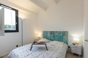 Un dormitorio con una cama con una mesa. en Calypso, en Cap d'Agde