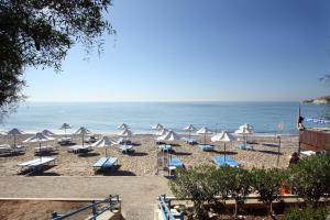 una spiaggia con sedie e ombrelloni e l'oceano di Apokryfo, one bedroom apartment close to the beach a Pissouri Altre 20 foto