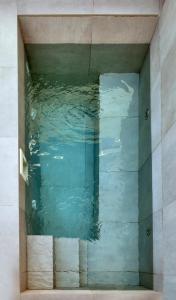 uma imagem de uma piscina de água numa caixa em Dormos Hotel em Cádiz