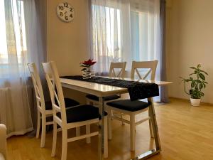 a dining room table and chairs in a room at Apartament Rzeszow Hetmanska in Rzeszów