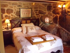 A bed or beds in a room at Casal de Folgueiras Rias Baixas
