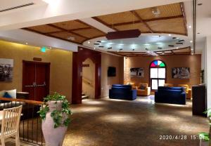 Khu vực ghế ngồi tại Al Liwan Suites Rawdat Al Khail
