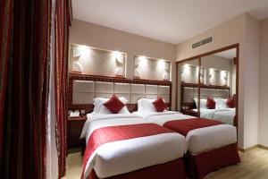 سرير أو أسرّة في غرفة في Al Liwan Suites Rawdat Al Khail