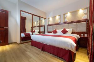 Giường trong phòng chung tại Al Liwan Suites Rawdat Al Khail