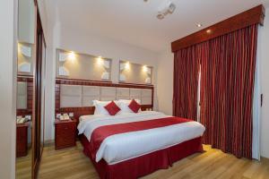 Giường trong phòng chung tại Al Liwan Suites Rawdat Al Khail