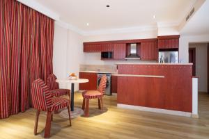 Nhà bếp/bếp nhỏ tại Al Liwan Suites Rawdat Al Khail