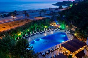 uma vista sobre uma piscina e uma praia à noite em Miarosa İncekum Beach em Avsallar