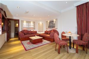 Khu vực ghế ngồi tại Al Liwan Suites Rawdat Al Khail