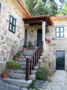 una casa de piedra con escaleras que conducen a una puerta en Casal de Folgueiras Rias Baixas en Meis