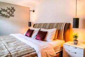 sypialnia z dużym łóżkiem z 2 poduszkami w obiekcie Ferienhaus Elbsandstein-Chalet w mieście Bad Schandau